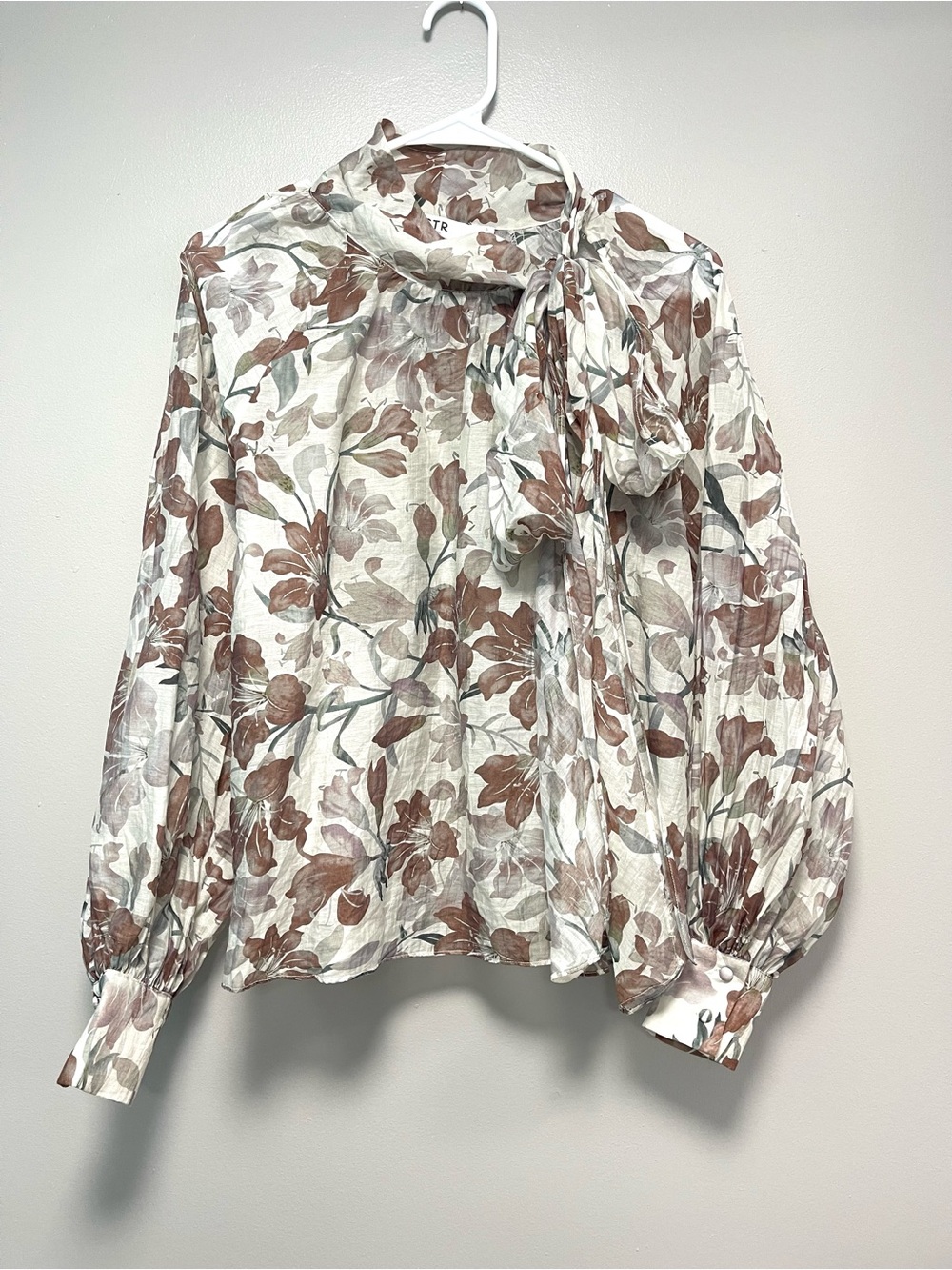 ASTR THE LABEL Women’s Floral Tie-Neck Blouse